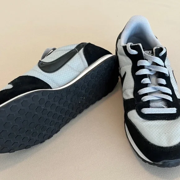 Nike Women’s Genicco Trainers - Picture 3 of 6